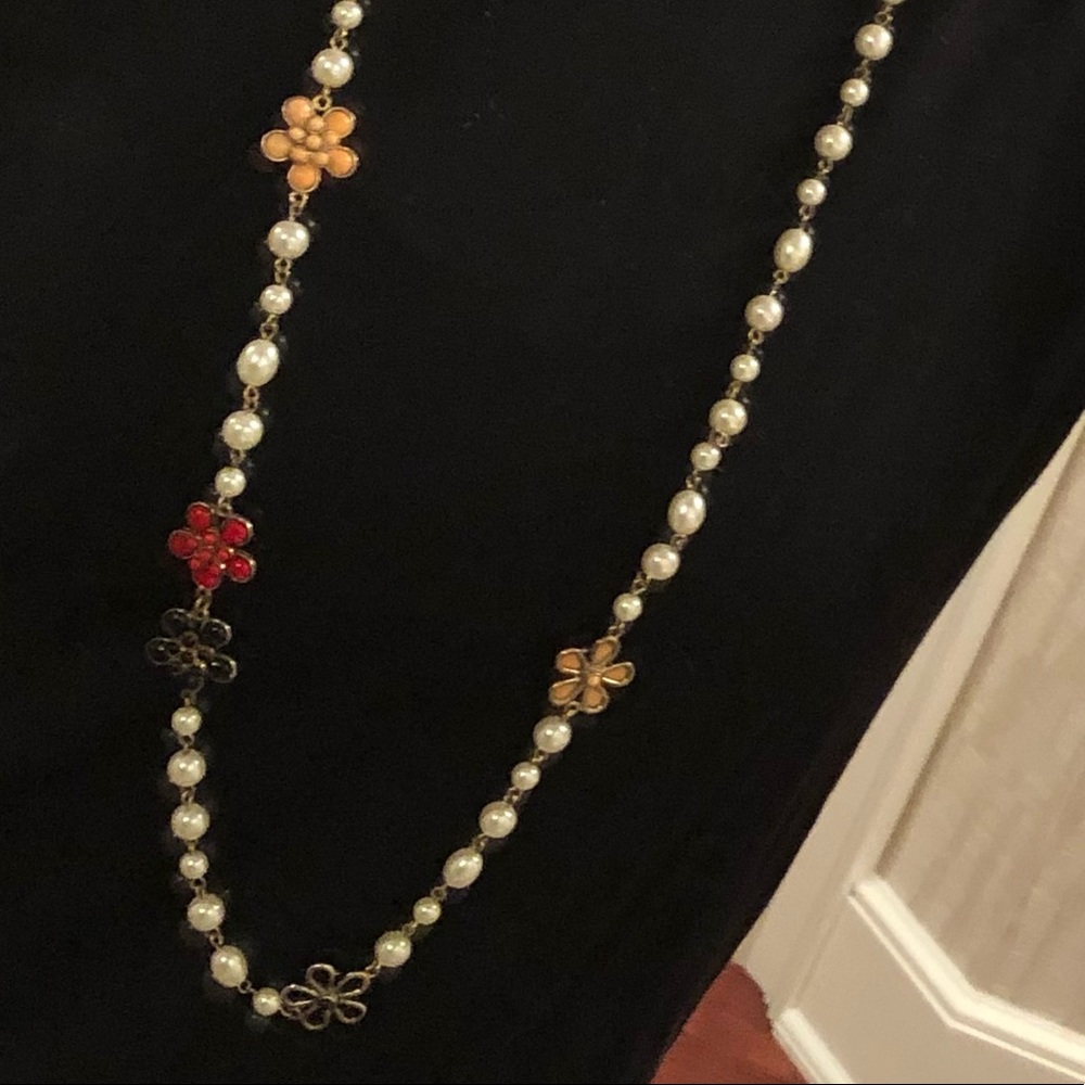 Faux long pearl and flower necklace